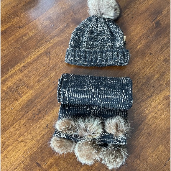 Matching Harricana Hat and Scarf with Fur - Picture 7 of 11